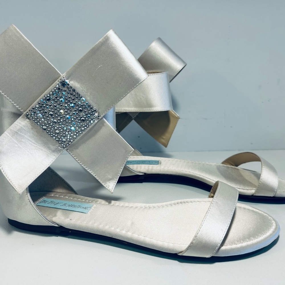 Betsey Johnson Ivory Satin Bow Sandals 6.5 Rhinestone Bridal Blue Sole